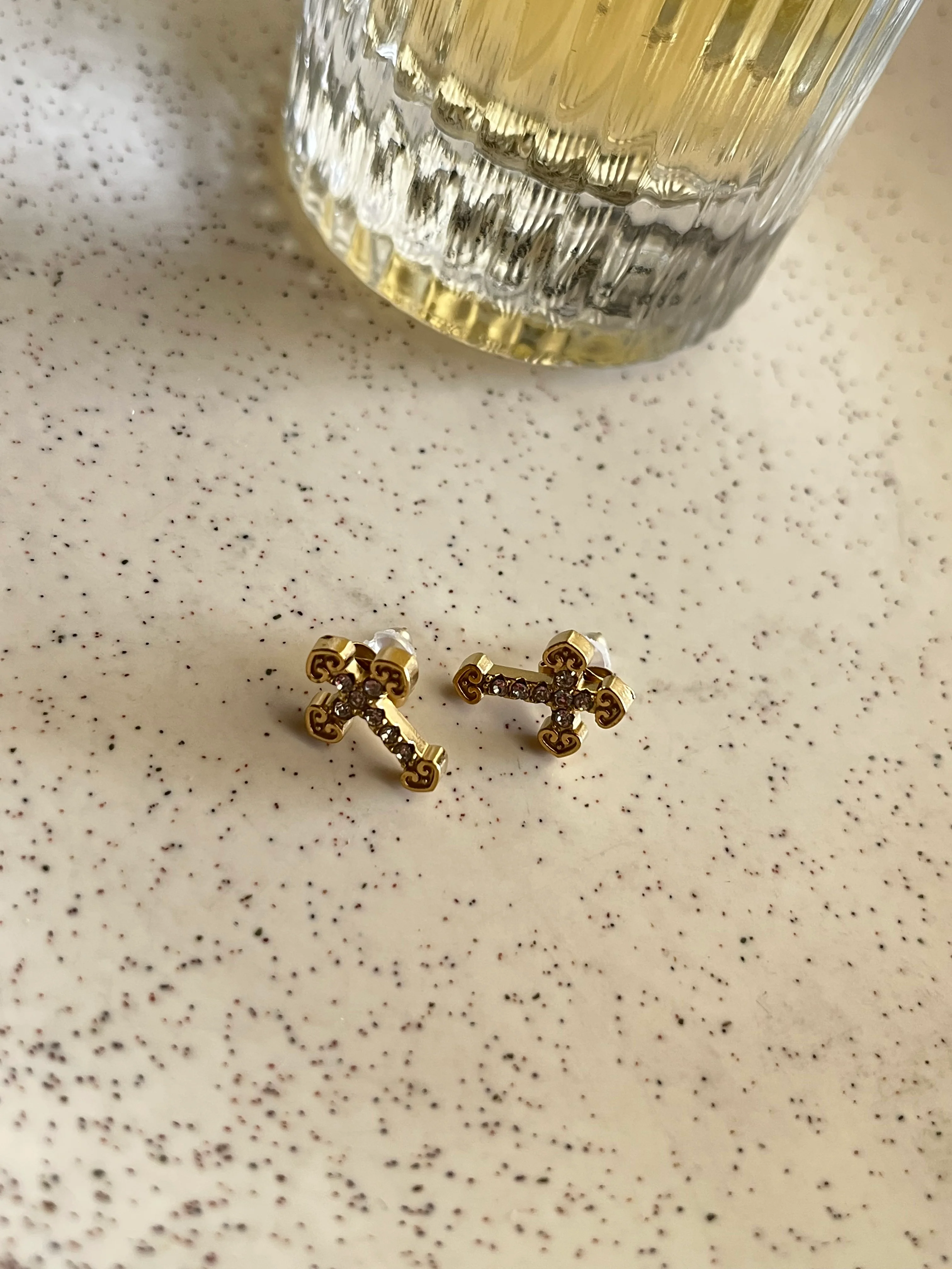 Cross Stud - Image 3